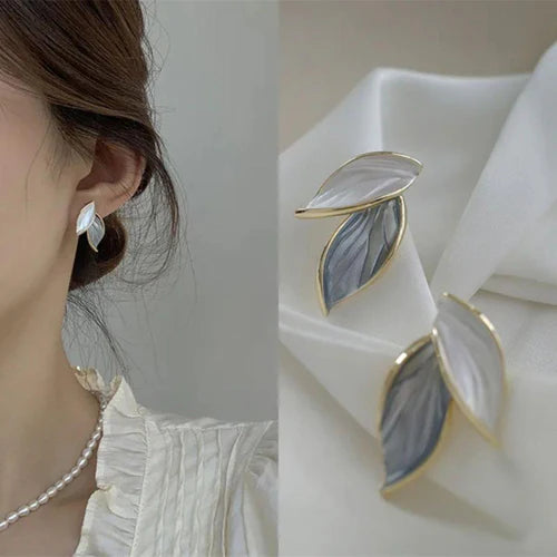 Dazzle Leaf Minimal Earring