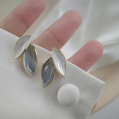 Dazzle Leaf Minimal Earring