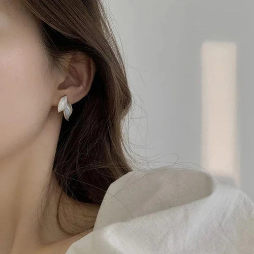 Dazzle Leaf Minimal Earring